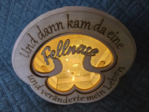 Holzschriftzug mit dem Text „und dann kam da eine Fellnase und veränderte mein Leben“.