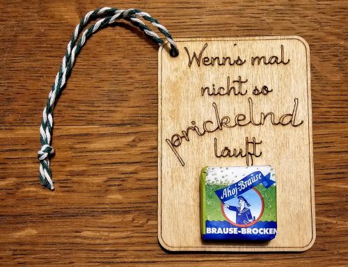 Holz-Geschenkanhänger mit Spruch und Mini-Sekt als kleines Mitbringsel