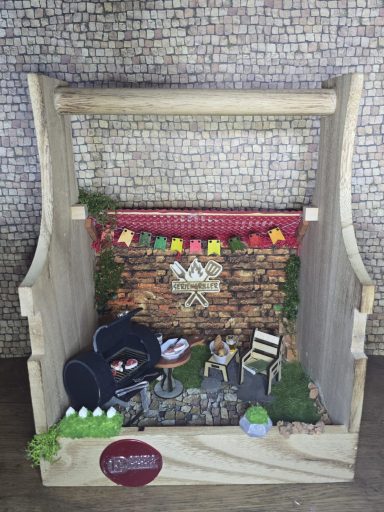 Grill-Diorama Seriengriller mit Miniatur-Grill und Backstein-Wand