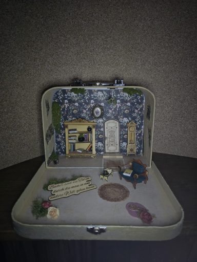 Miniatur-Wohnzimmer im Vintage-Koffer – handgefertigtes Buch-Diorama