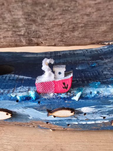Rotes Fischerboot aus Holz auf maritimer Meeres-Szene