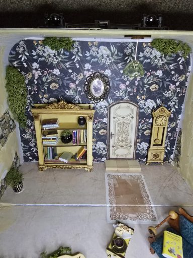 Buch-Diorama: Miniatur-Bücherzimmer mit Regal, Tür und Standuhr
