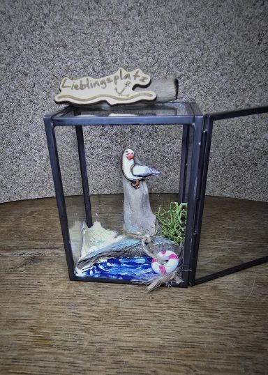 Möwe auf Treibholz im Glasrahmen – maritime Deko Lieblingsplatz